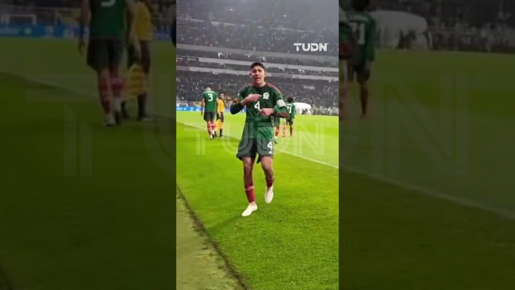 ¡BESA EL ESCUDO! 😎 Gran forma de celebrar de Edson Álvarez #shorts ¡BESA EL ESCUDO! 😎 Gran forma de celebrar de Edson Álvarez #shorts