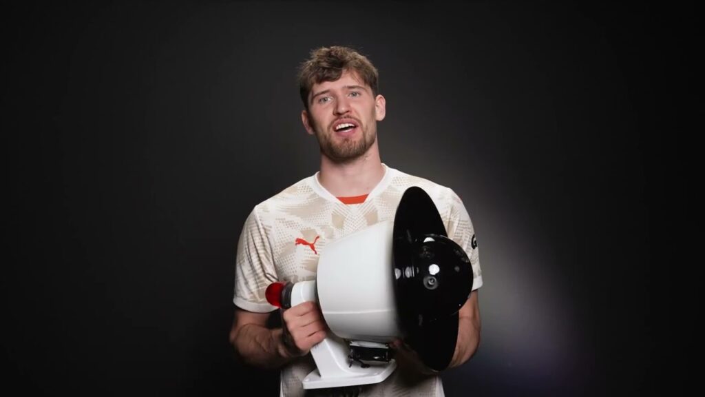 BVB-Torhüter Gregor Kobel über Staige! 🏆🧤