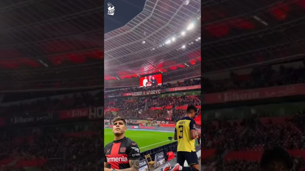 Piero Hincapié, la hinchada canta su nombre ❤️🖤"¡Piero Hincapié!" 🎶 resuena en las gradas. #ecuador