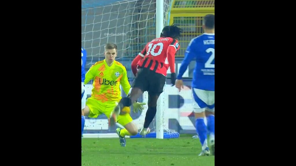 When Rafael Leão Gets Bored 🏄🏾‍♂️