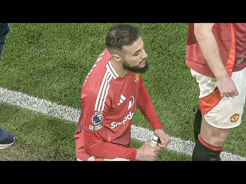Mazraoui was allowed to take a moment and break his fast during Ramadan in the game against Arsenal