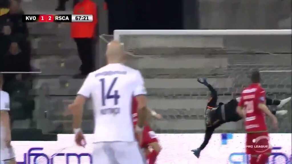 19-year-old Youri Tielemans subbed on for Anderlecht and scored with these two ridiculous strikes.😳