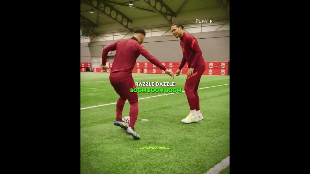 Van Dijk Defends By Looking At His Opponent🤯🤫 #shorts #football #soccer