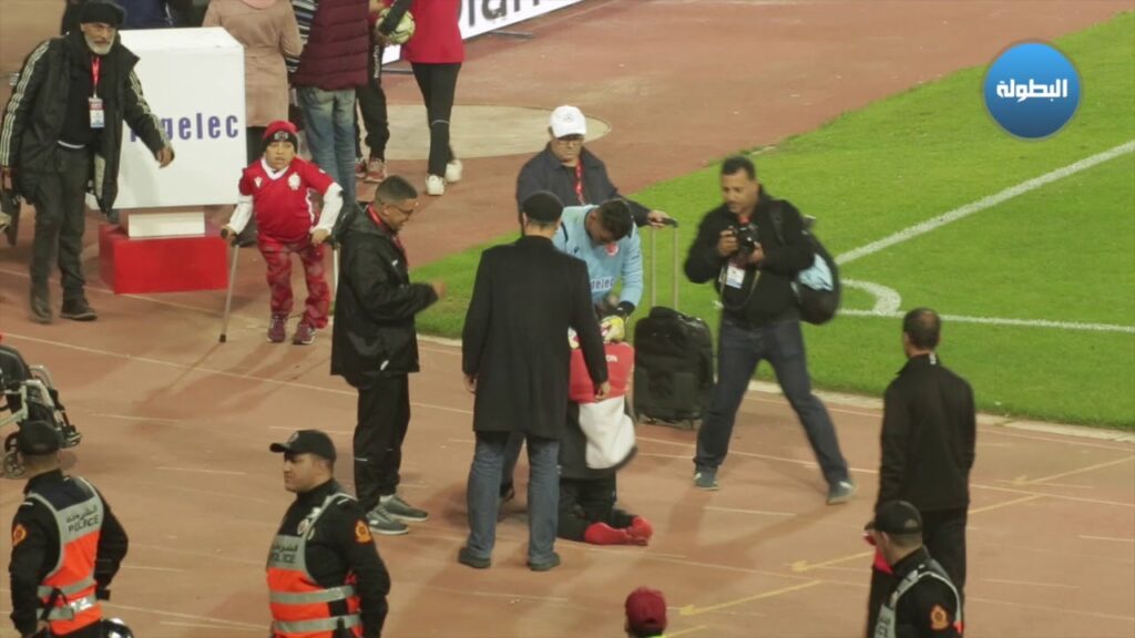 لقطة "إنسانية" من التكناوتي تجاه مشجع ودادي من ذوي "الإحتياجات الخاصة"