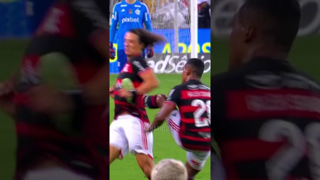 David Luiz tomou um chute no peito do Alex Sandro e pediu cartão para o companheiro 🤣