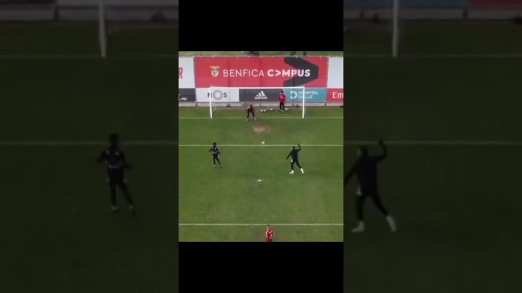 Espectacular remate de Nicolás Otamendi en el entrenamiento del Benfica🤯 #shorts