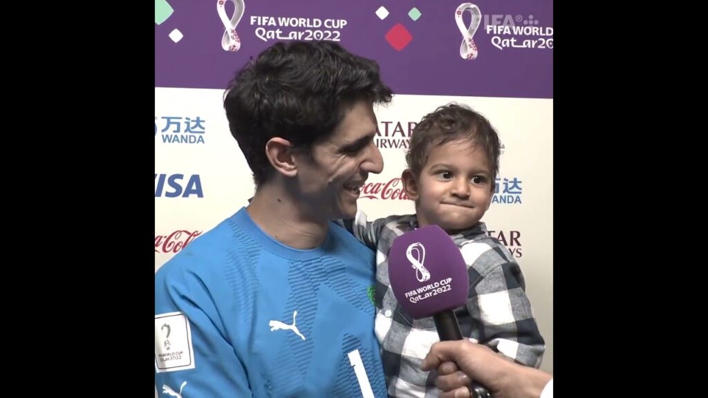 Bounou's son mistakes microphone for ice cream 🤣