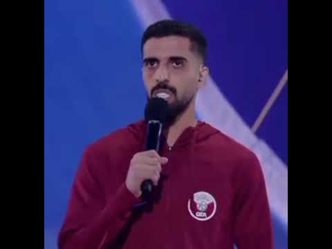 قائد منتخب قطر حسن الهيدوس في لفتة جميلة يهدي قائد منتخب فلسطين إعلان قسم البطولة ❤️🇶🇦🇵🇸
