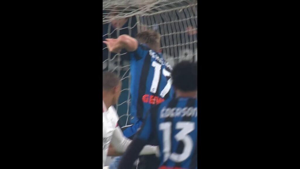 GOAL! Charles de Ketelaere jumps highest to meet Roon's free kick cross, and head Atalanta!🔵 #SerieA