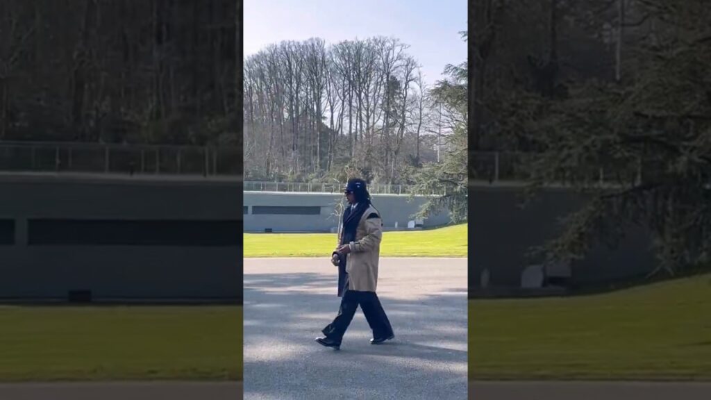 😍 Jules Koundé arrive en style en équipe de France après le match du Barça #football #shorts