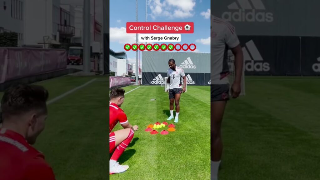 Fußballchallenge mit Serge Gnabry vom FC Bayern #shorts #fussball #fcbayern