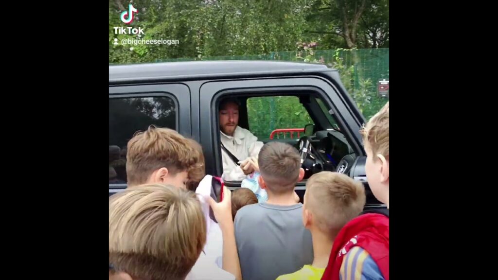 Fan goes crazy as he wants to meet Matthijs De Ligt.