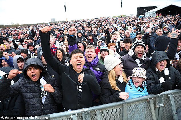 Hundreds of thousands of Newcastle supporters have gathered in the city centre to celebrate their team's Carabao Cup win