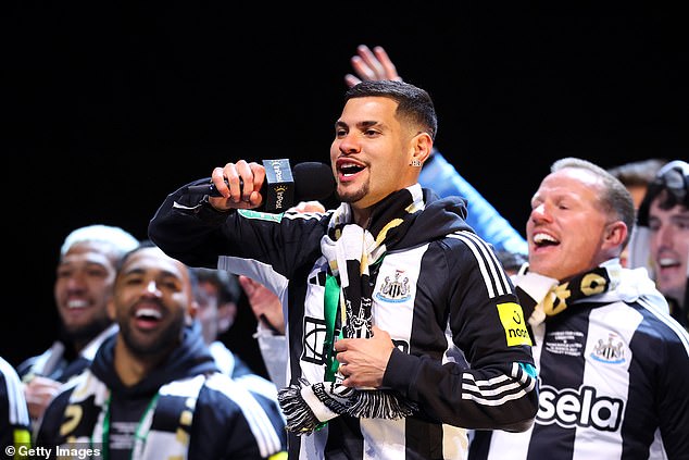 Bruno Guimaraes of Newcastle United leads the crowd in a singalong of Hey Jude - as well as treating the fans to some songs dedicated to his fellow players
