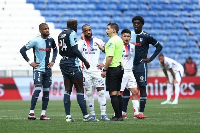 Comme prévu, et toujours sans débat, la VAR est en train de remplacer l'arbitre central.