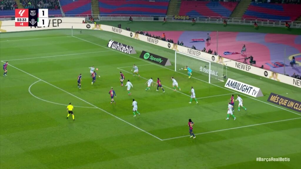 LLORENTE saves it in the 90' 😱