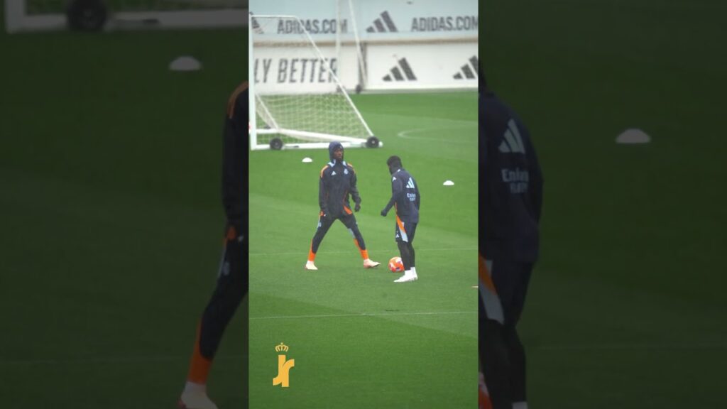 🌧️⚽️ Camavinga et Rodrygo s’amusent à l’entraînement malgré la pluie ! #football #realmadrid
