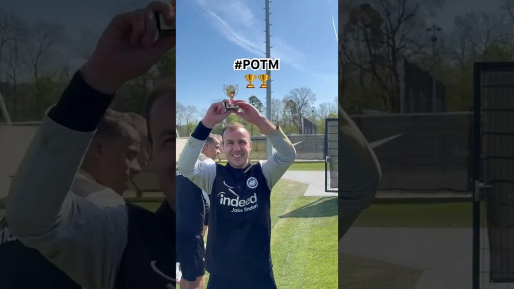 Kleiner Trophy Lift vom Spieler des Monats 🥁🦅 Mario Götze! 🙌 #eintracht #eintrachtfrankfurt