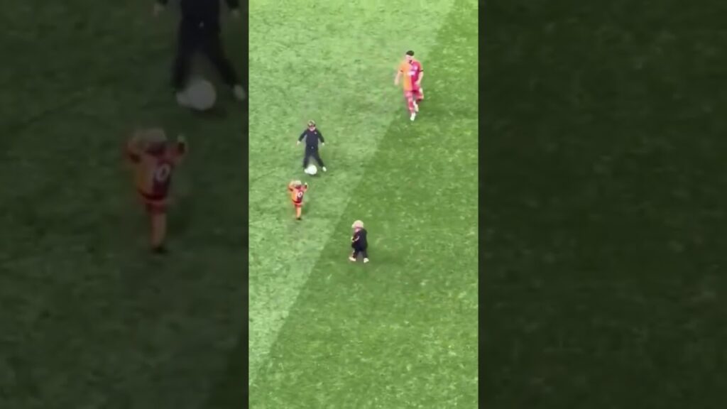 🤣 Ciro Mertens, Alvaro Morata’nın oğluna bacak arası atıyor. #galatasaray