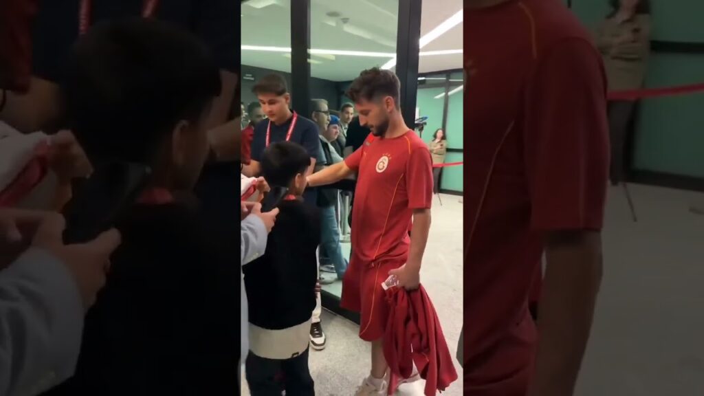 Mertens kendisinden hırka isteyen taraftara Abi Cold diyip fotoğraf çekildi ! #mertens