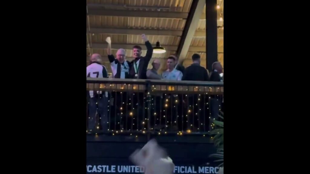 😍 Nick Pope and his dad celebrate the Trophy at Carabao Cup #NUFC #CarabaoCupFinal