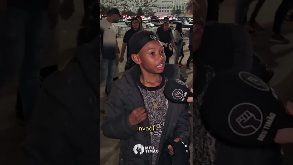 TORCEDOR DO CORINTHIANS INVADIU O GRAMADO PARA CONSEGUIR A CAMISA DE MEMPHIS DEPAY