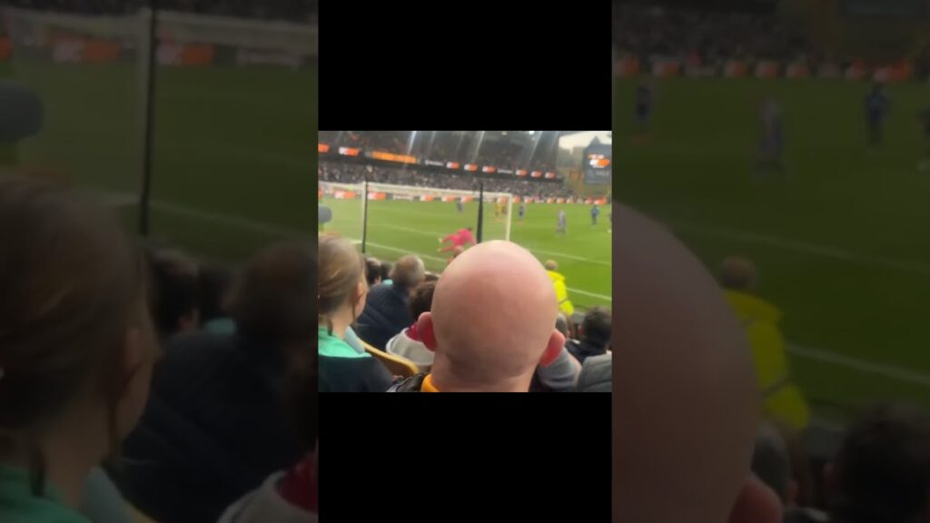 Jamie Vardy has his penalty saved by Jose Sa…