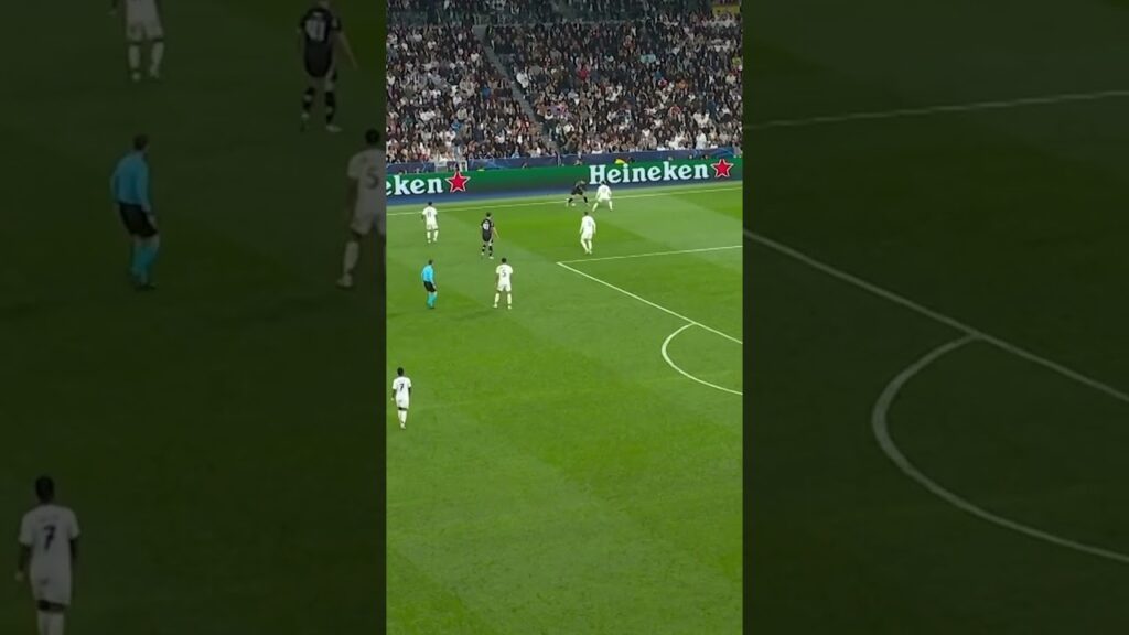 Martinelli having fun at the Bernebeu 😅