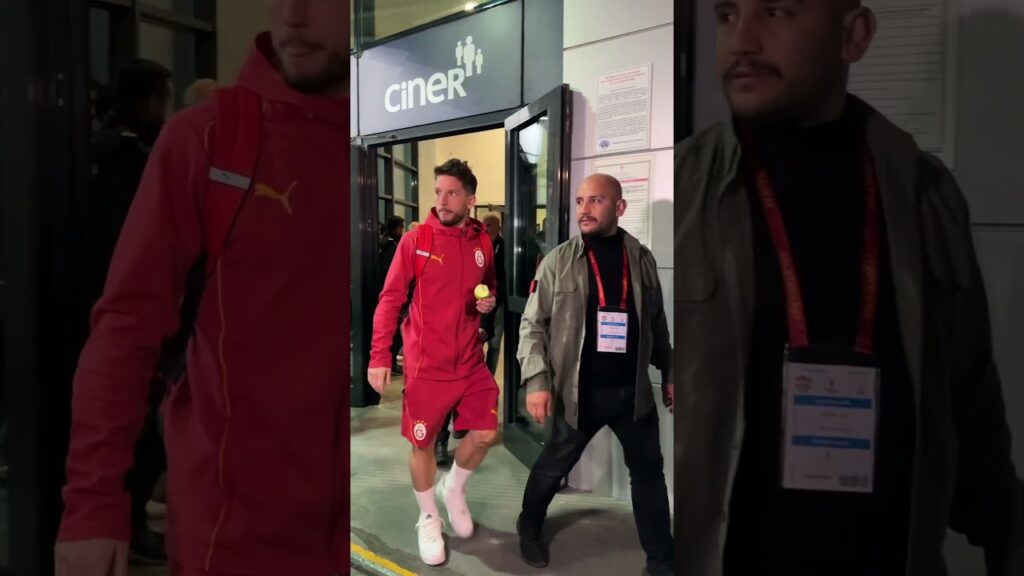 Dries Mertens ve elması 😅 #galatasaray