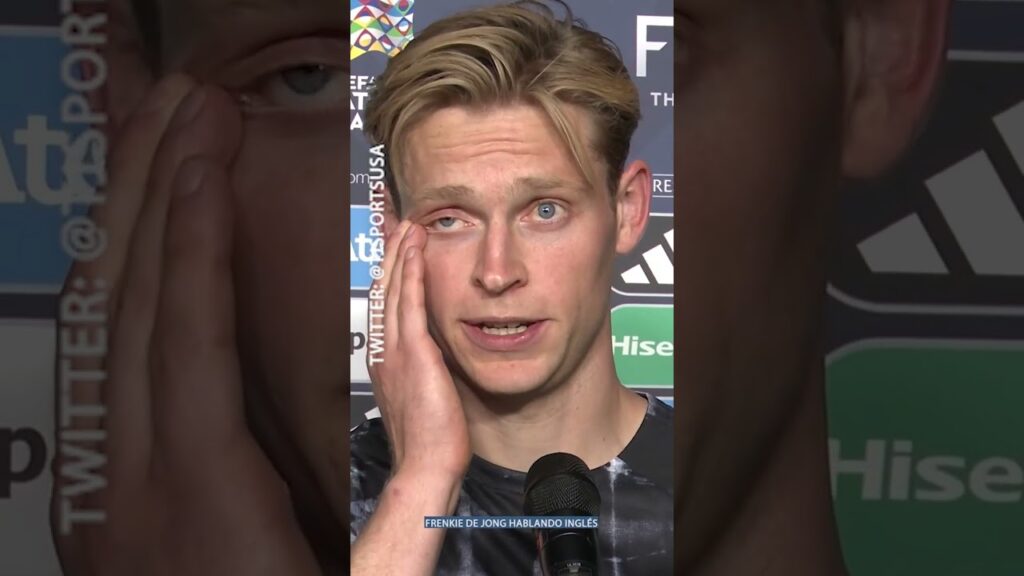 Like a BOSS! Frenkie de Jong SWITCHES between THREE languages with ease! #Shorts