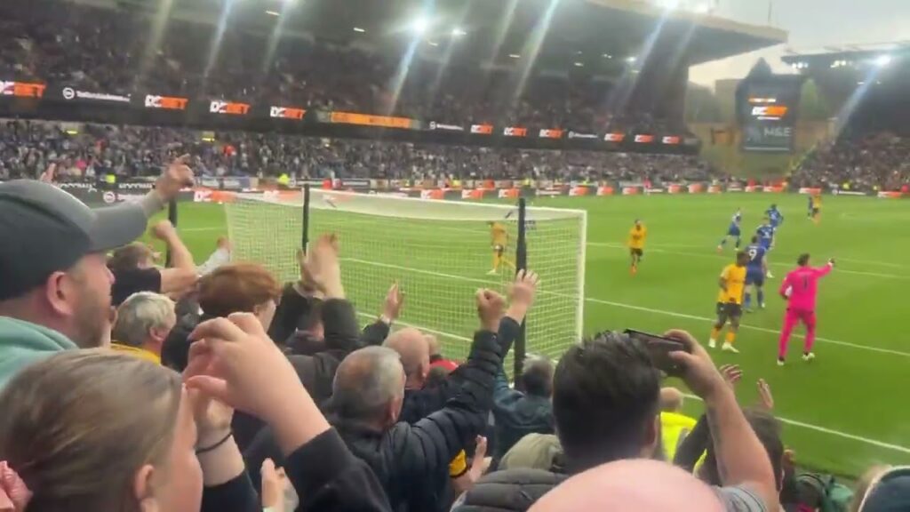 Jamie Vardy has his penalty saved by Jose Sa…