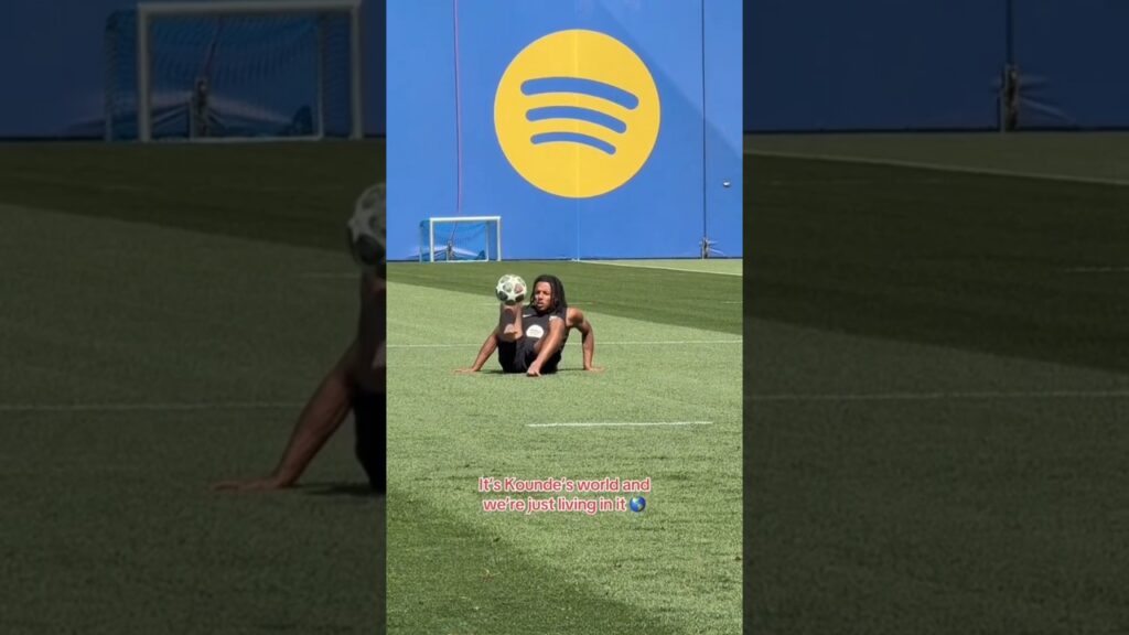 ❤️😂 Jules Koundé jongle pendant que les autres s'entraînent (Barça) #football #shorts