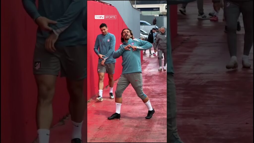 😂🕺 Antoine Griezmann est toujours dans l'esprit de Noël ! #shorts