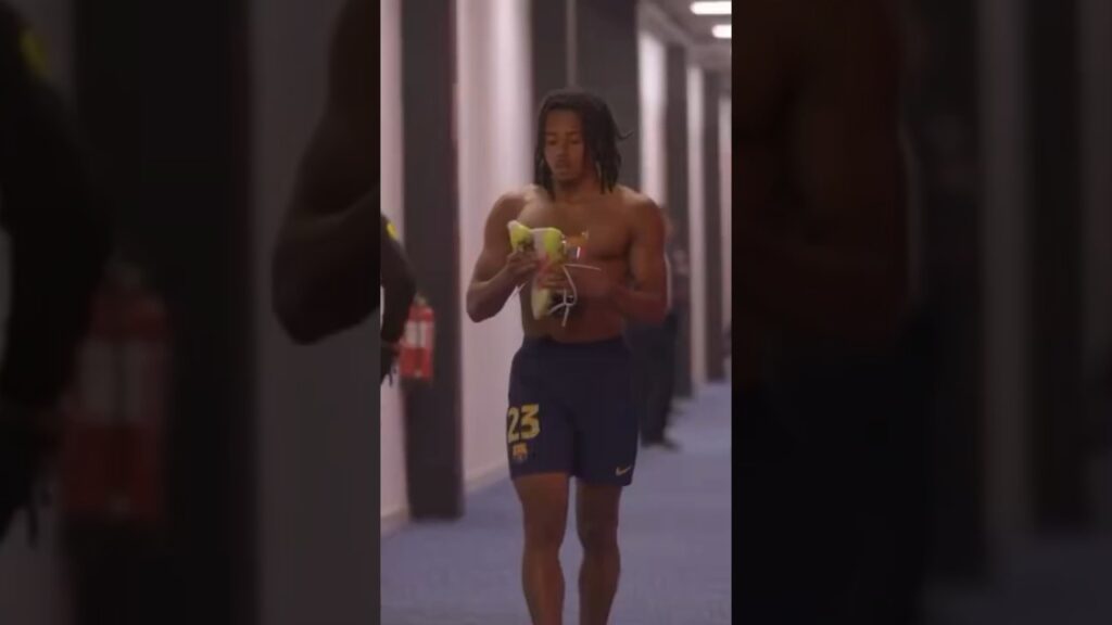 ❤️ Jules Koundé avec ses cramponss après la finale, filant aux vestiaires (Barça) #football #shorts
