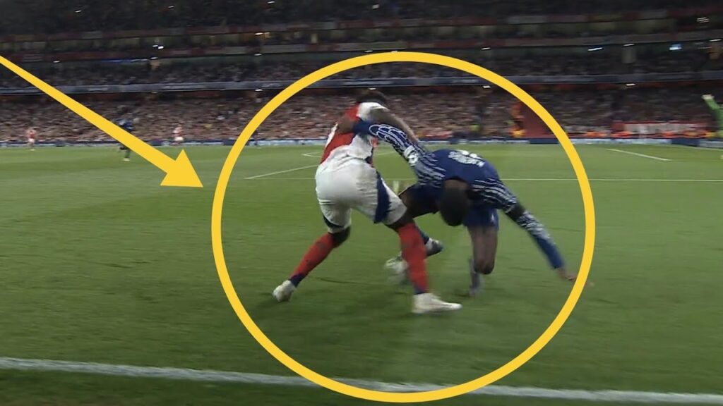 😡 Bukayo Saka getting FURIOUS on Referee for giving him Yellow card against PSG | Saka yellow card