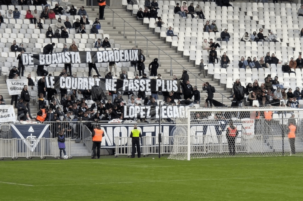 "Do Boavista ao Bordéus, a energia foi cortada. López fora" - Tarja exposta pelo grupo North Gate Bordeaux, na partida de hoje