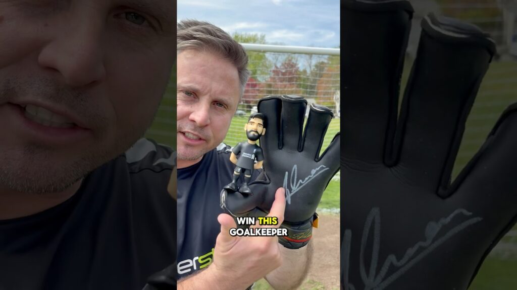 ALISSON BECKER SIGNED GLOVE GIVEAWAY 🤯🧤 #shorts #giveaway #alisson