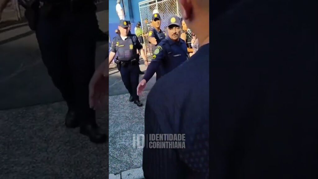 MEMPHIS DEPAY VISITA ONG EM SÃO BERNARDO DO CAMPO