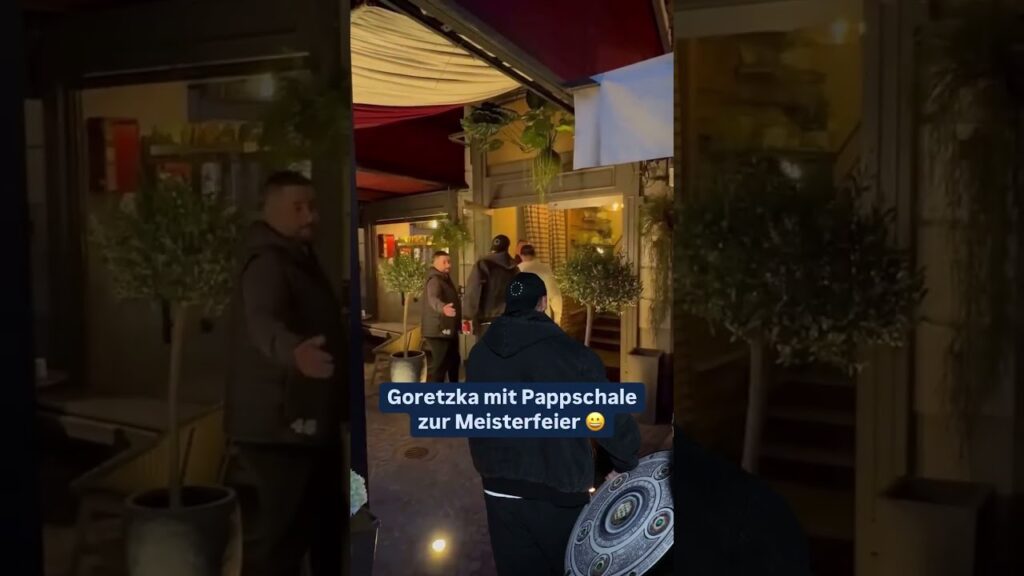 Goreeeeeetzka mit Pappschale zu Bayerns Titelparty | #shorts