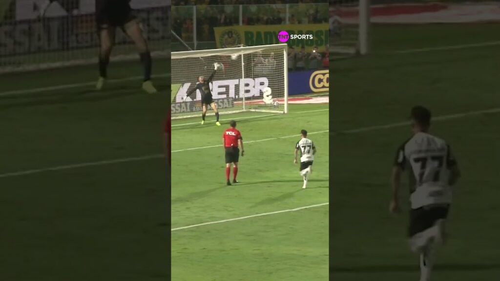 MEMPHIS DEPAY TENTA PÊNALTI DE CAVADINHA, PERDE, E TEVE "LEI DO EX" DO GOLEIRO WALTER #shorts