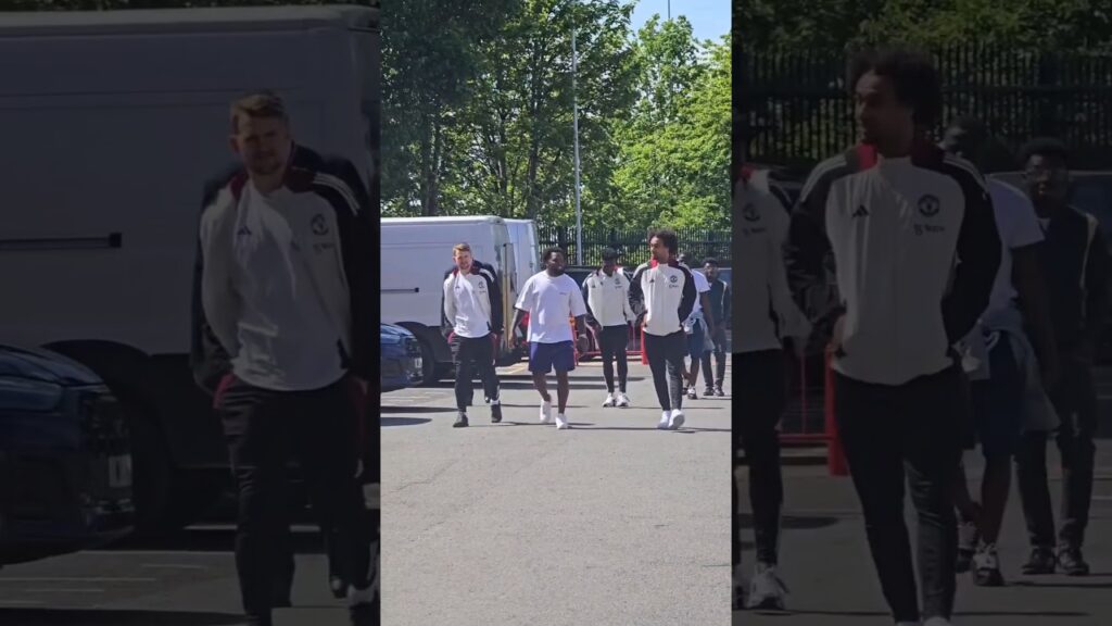 Zirkzee & De Ligt arriving at Old Trafford ahead of West Ham game