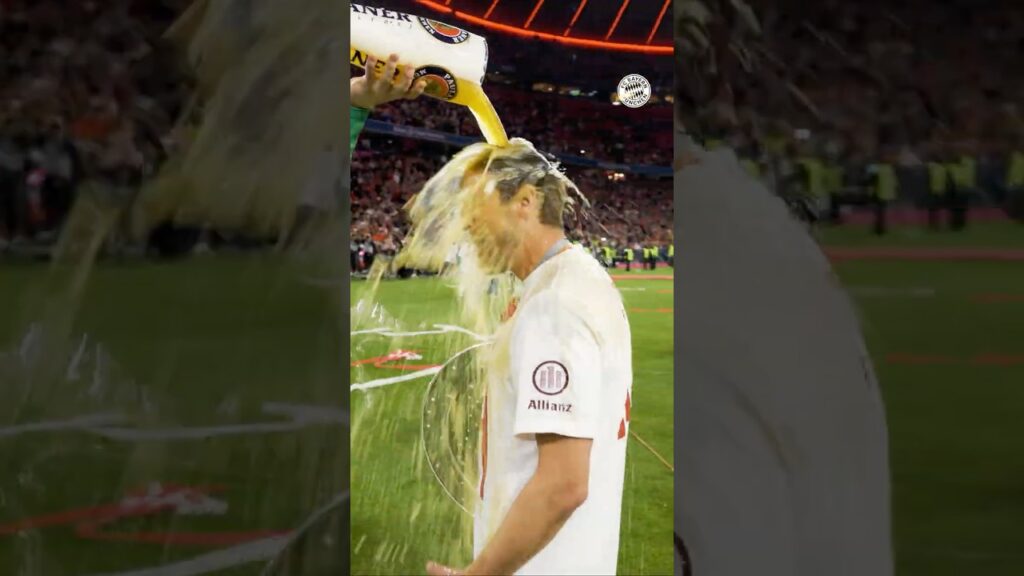 The perfect 𝐅𝐈𝐑𝐒𝐓 beer shower for Harry Kane! 😮‍💨🍻 #MiaSanMeister