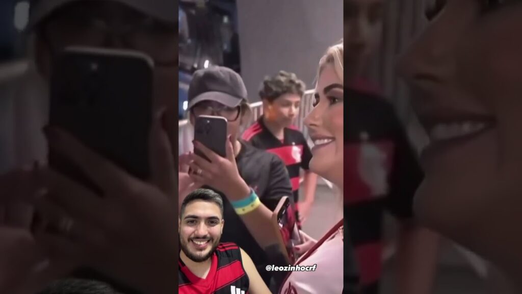 Éverton Ribeiro dando autógrafos para os flamenguistas na chegada ao Maracanã!    #flamengo