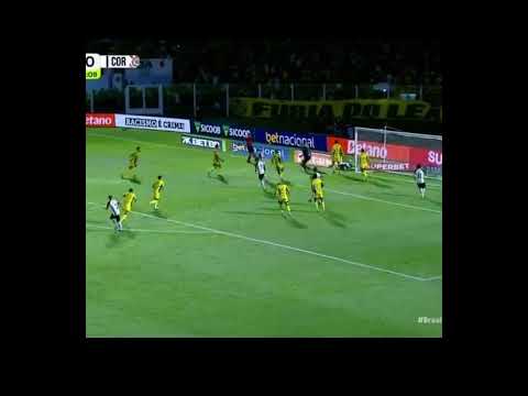 Memphis Depay tenta cavadinha e passa vergonha