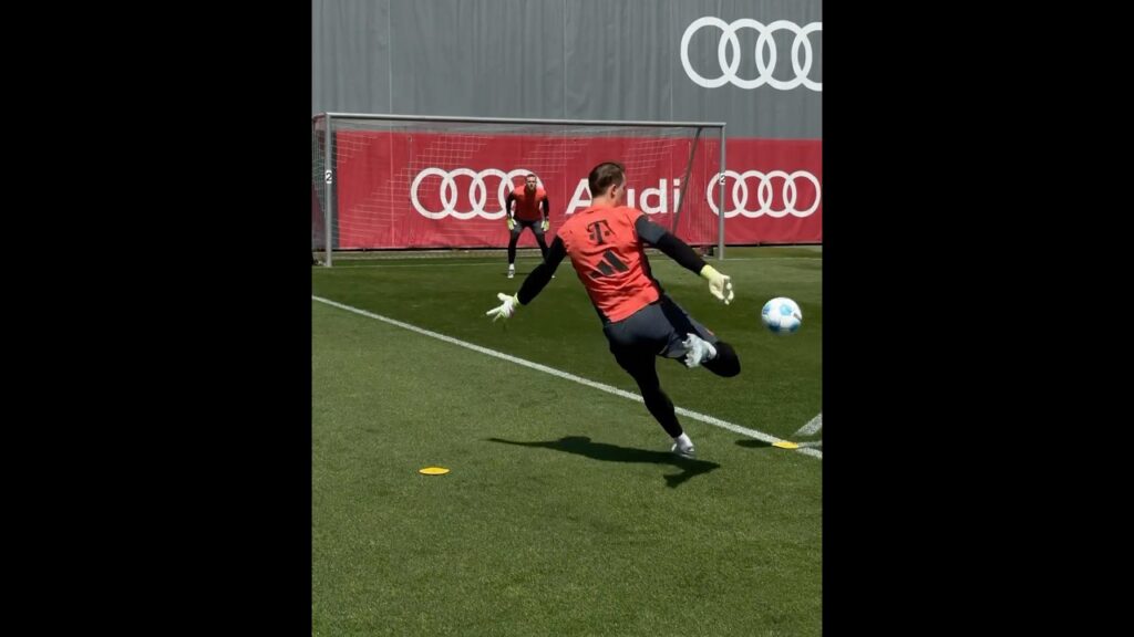 Manuel Neuer and Daniel Peretz in a Bayern training session for goalkeepers at Säbener Straße