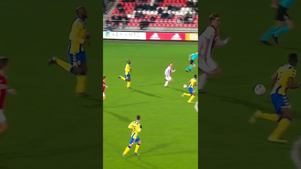 Trademark Frenkie de Jong, already back in the day! 👏