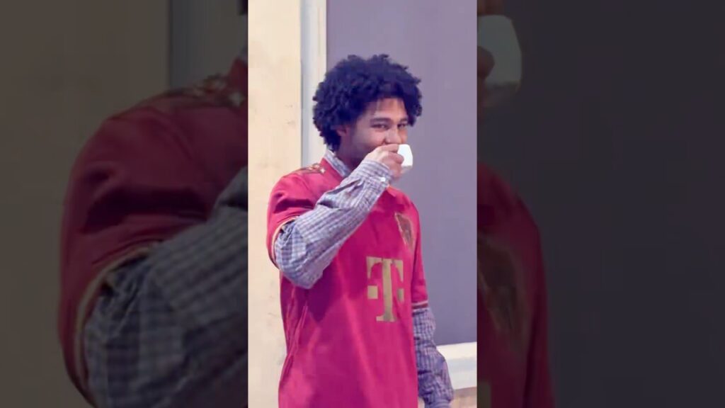 Serge Gnabry, Philipp Lahm and Giovane Élber drinking coffee at Bayern's 125 years kit photoshoot