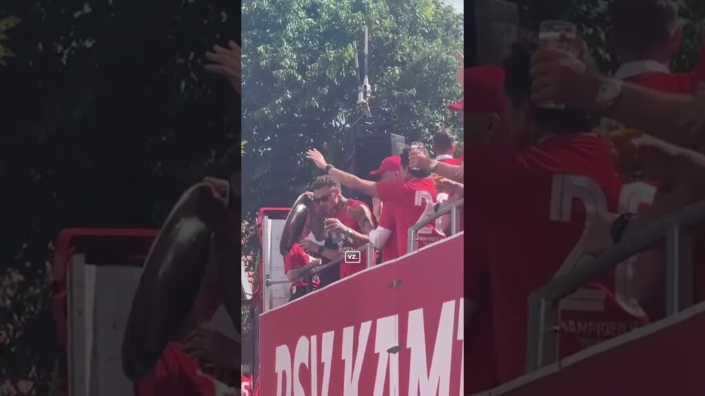 Noa Lang is klaar voor de huldiging van PSV 😎🍺 #lang #psv #eindhoven