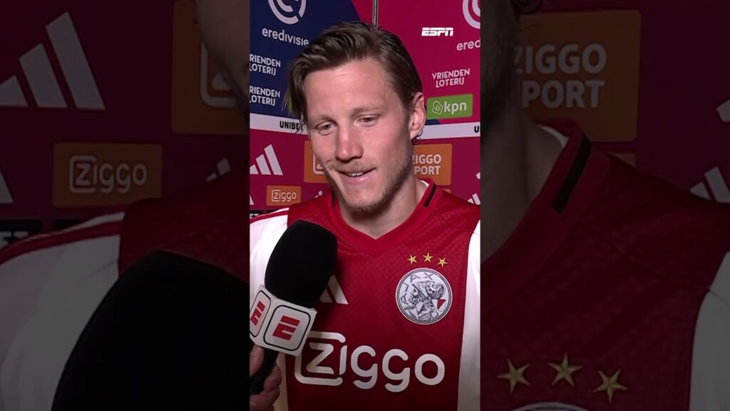 Wout Weghorst slaat camera weg bij moment met Ajax-fans 📽️❌