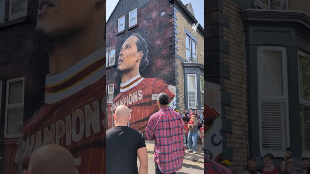 Van Dijk sees his mural 🎨 😍